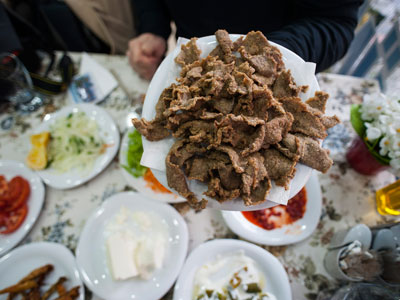 Liver and its accompaniments at Edirne Akgünler Ciğercisi, photo by Theodore Charles